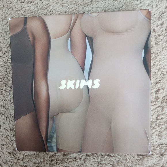 SKIMS SCULPTING BODYSUIT W. SNAPS in Flamingo - Picture 9 of 9